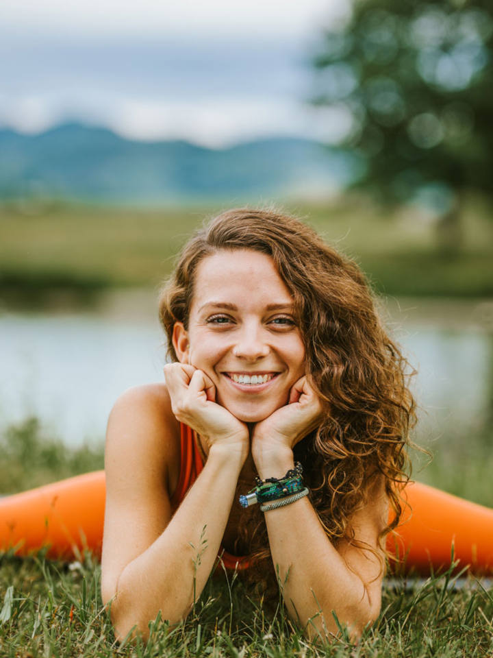 Schöne Landschaft oranges Yoga Outfit lachendes Gesicht