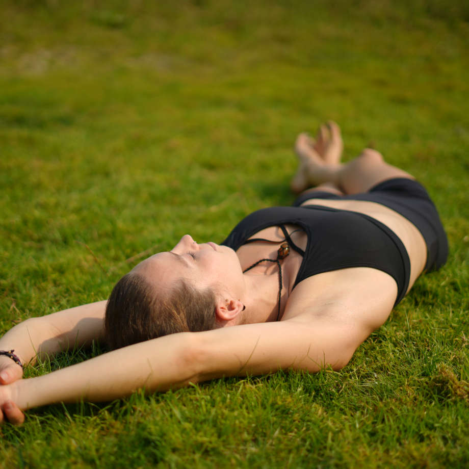 Yin Yoga Nadine Verde liegen im gruenen Grass Lotuspotential