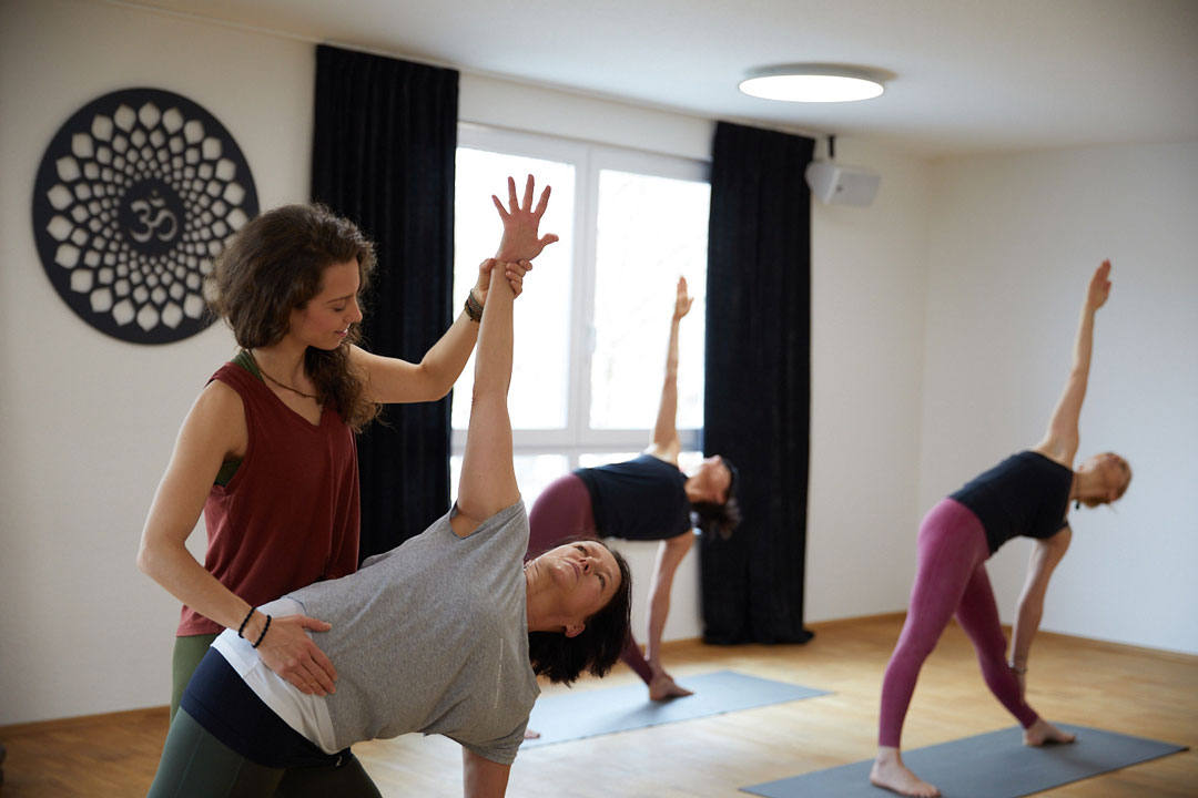 Yoga-Assist Yoga Schüler  und Yoga-Lehrer