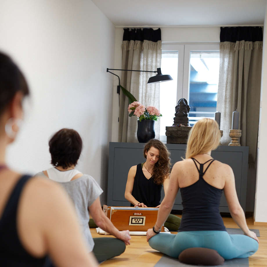 Yoga Grundkurs Workshop mit Nadine Kirtan Lotuspotential