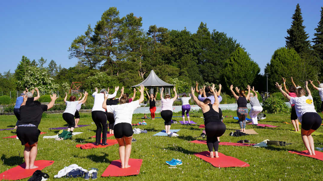 Yoga im Park Freiburg Villingen Nadine Verde Lotuspotential blauer Himmel