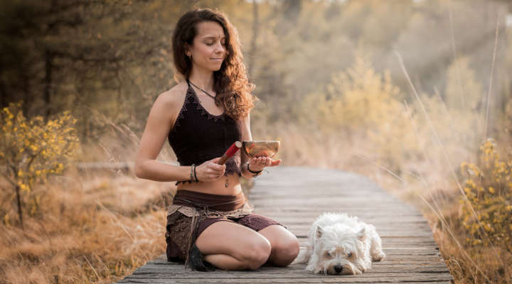 Yoga Schwarzwald holz weißer Hund Yogalehrer Klangschale