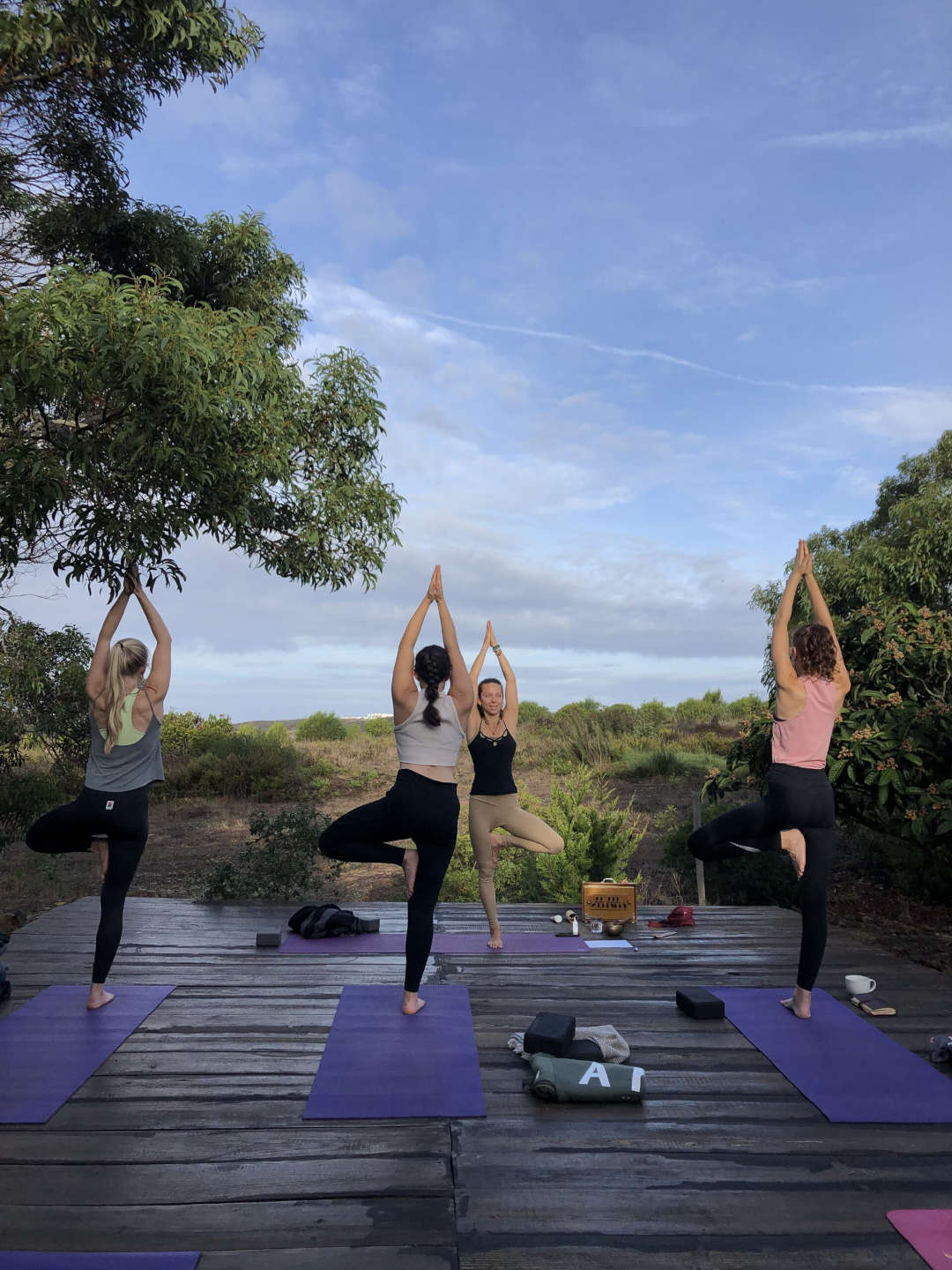 Yoga mit Aussicht lila Matte Yoga-Lehrerin