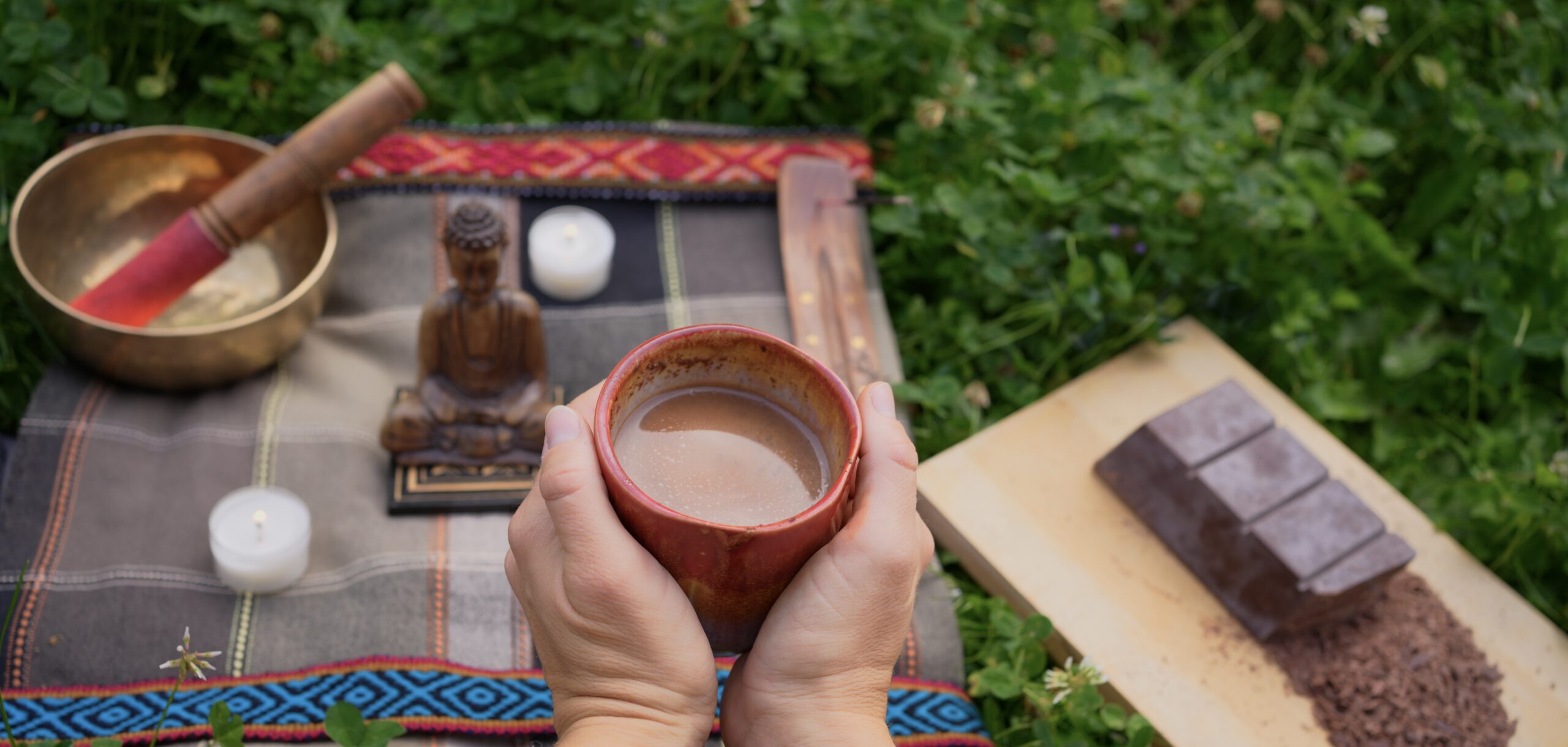 Hand mit Tasse gefüllt mit Kakao