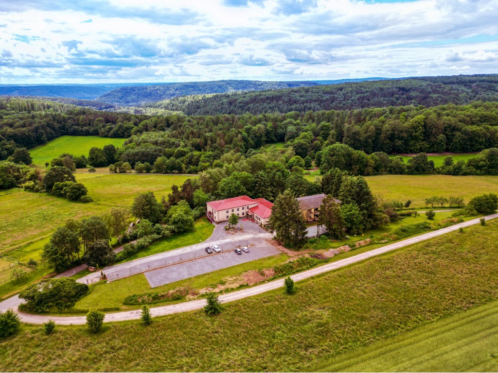 Haus inmitten der Natur, umgeben des Waldes