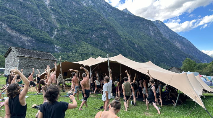 Yogafestival Yogafestival, im Hintergrund Berge, Menschen, die in der Natur Yoga praktizieren