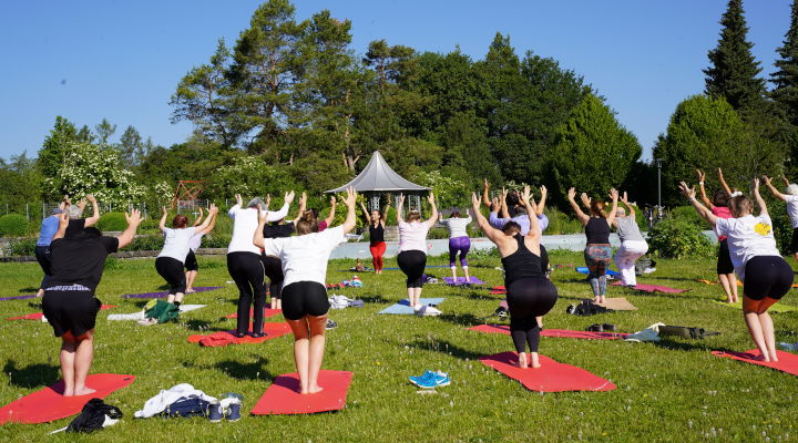 Yogafestival_720x400 Yogafestival, Gemeinschaft voller Menschen verschiedenen Levels, die gemeinsam Yoga üben