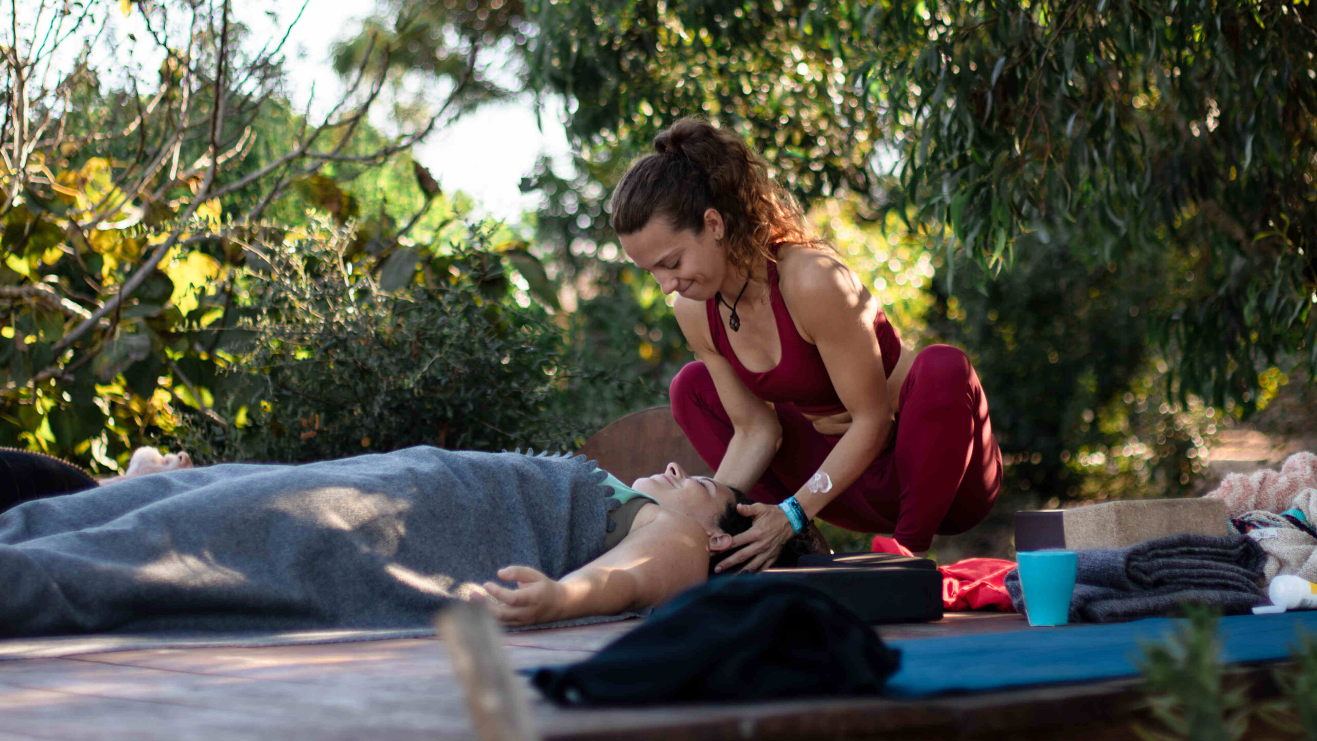Entspannungsmassage Yoga Schwarzwald holz weißer Hund Yogalehrer Klangschale
