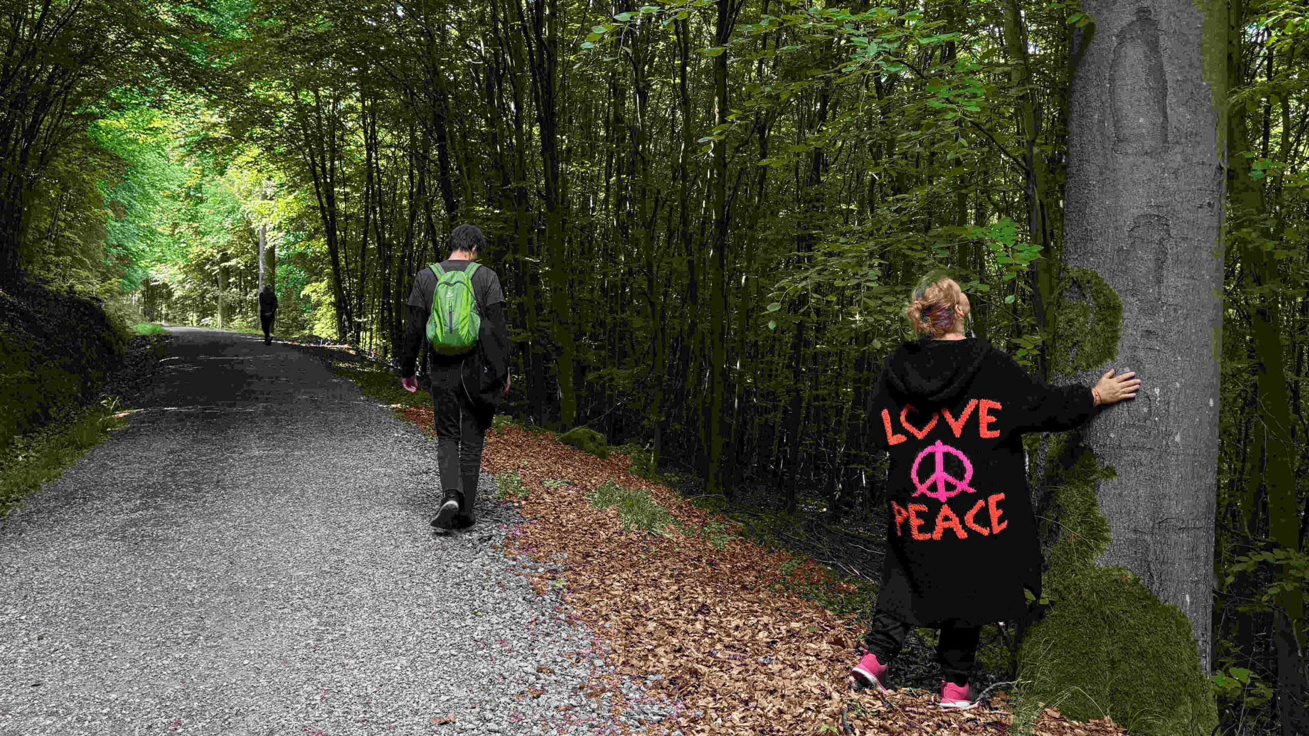 Verbundenheit mit der Natur im Wald algave portugal yoga retreat