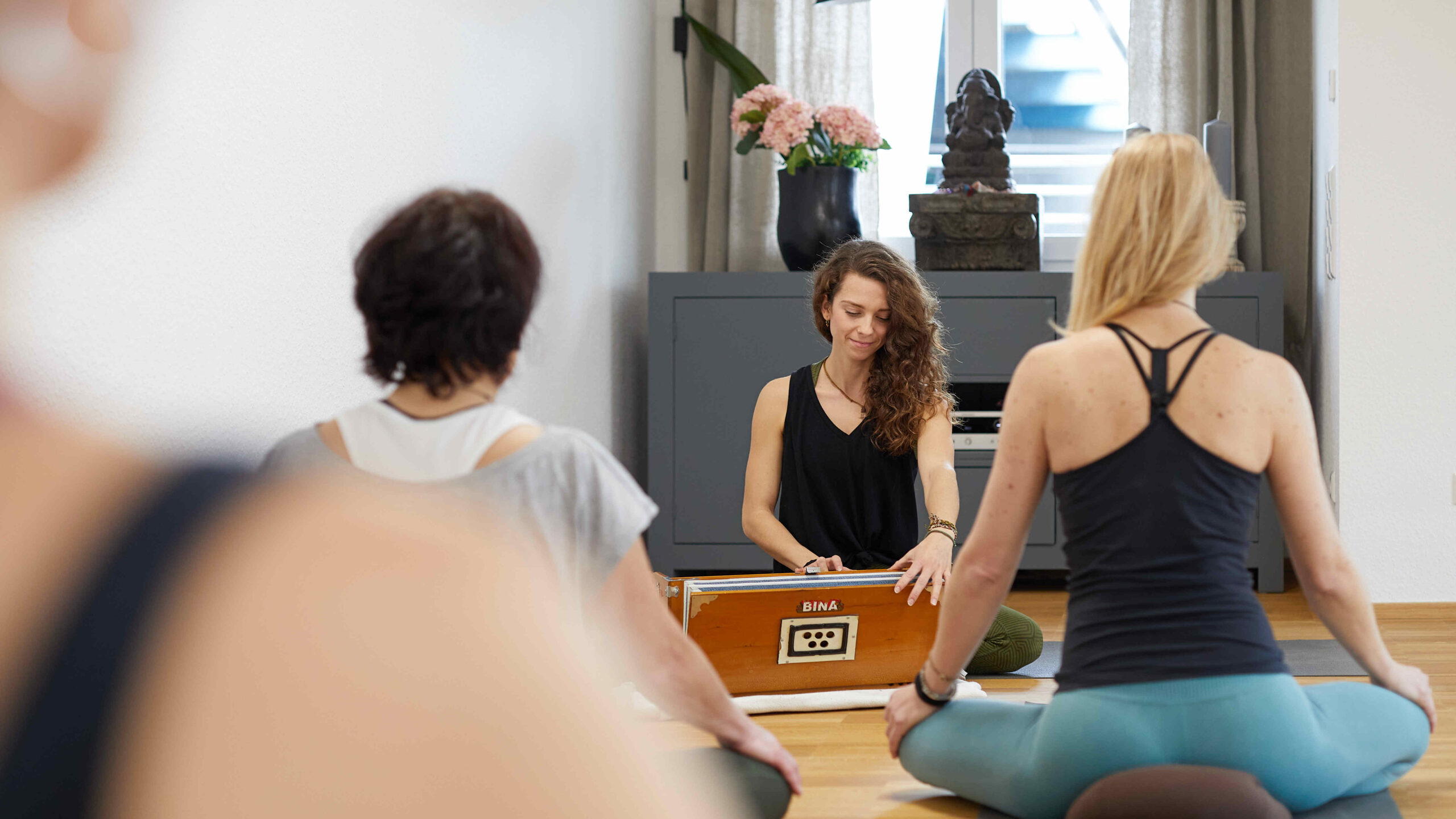 Yogastunde begleitet vom Harmonium_komprimiert Meditation, Natur, Rosen, Entspannung