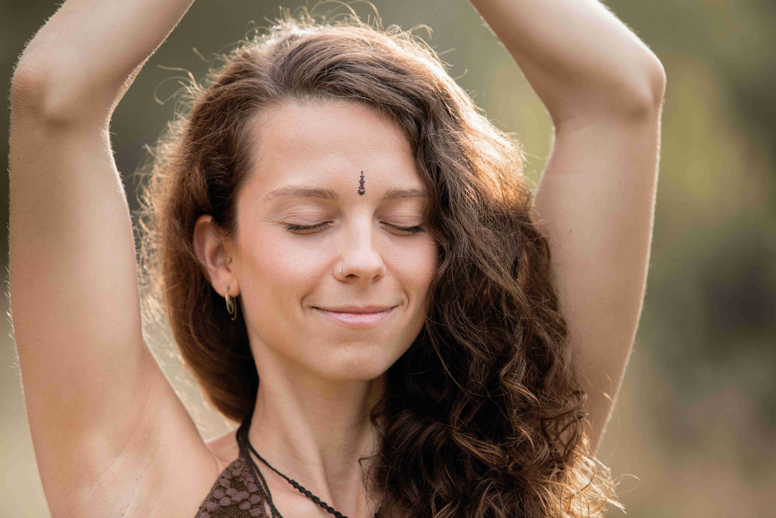 Frau mit geschlossenen Augen strahlt Entspannung und Verbundenheit aus