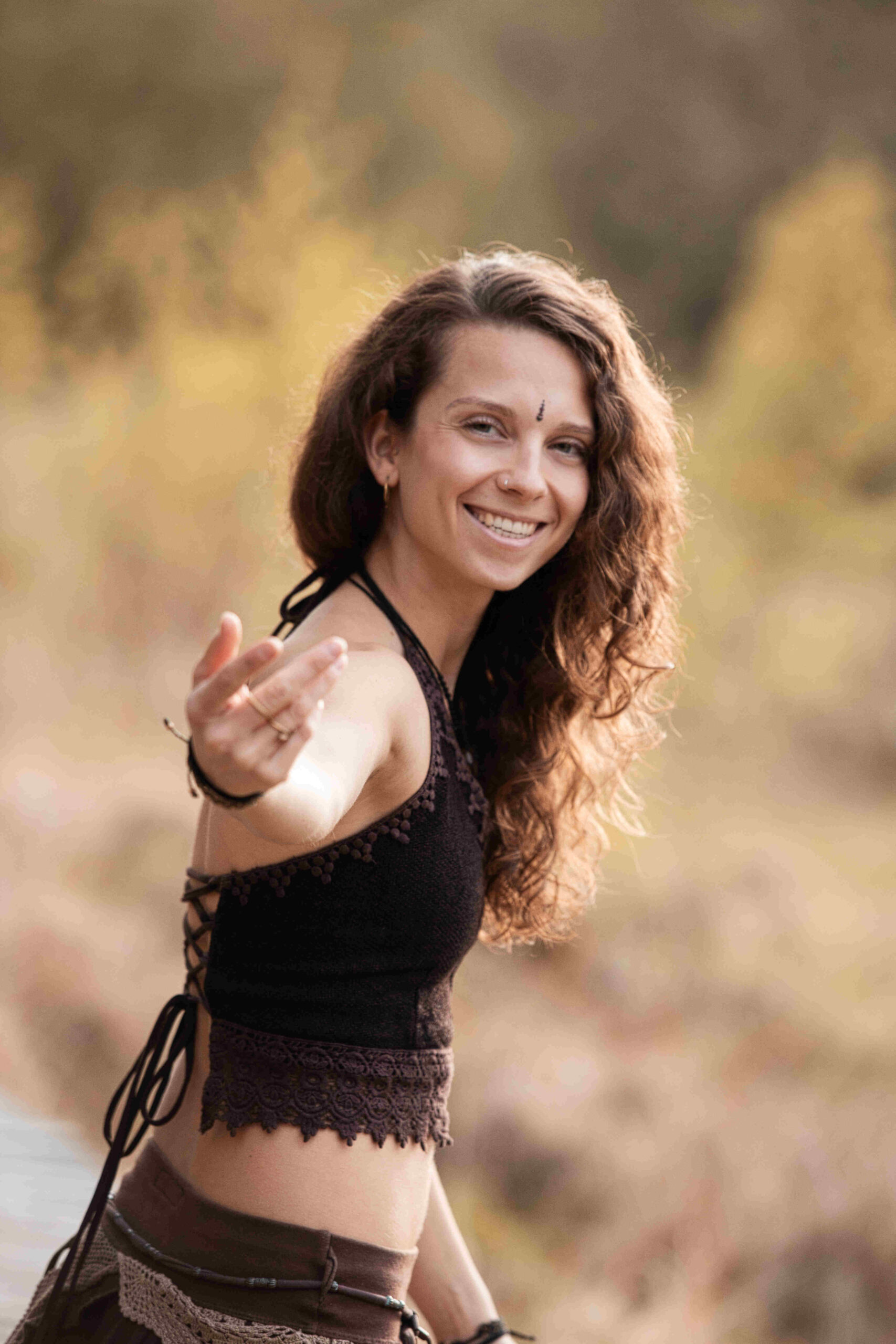 Glückliche Frau lächelnd inmitten der Natur